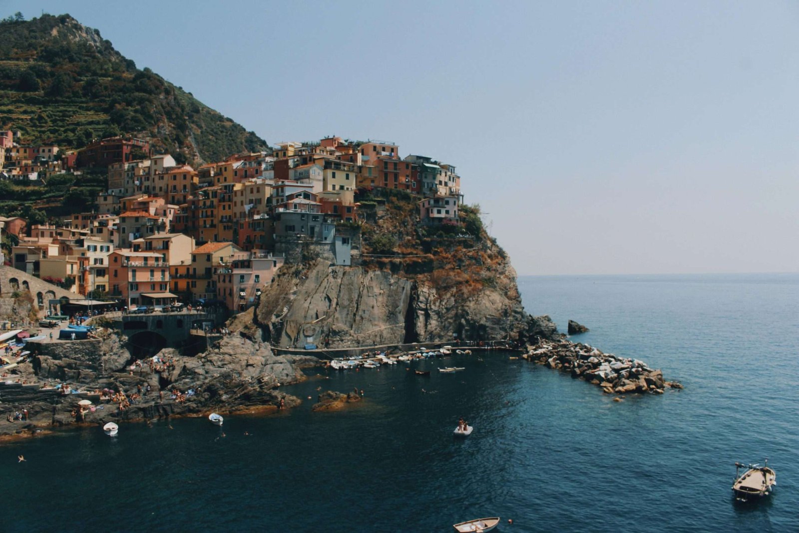 pexels-photo-5992979-5992979 A stunning coastal view of Manarola's colorful houses perched on cliffs in Cinque Terre.